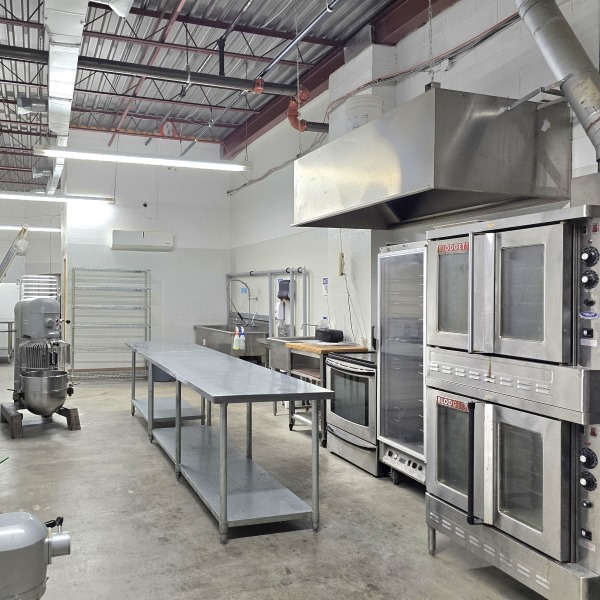 A mid-sized bakery kitchen with commercial size machines to make your operation more efficient and take your business to the next level.